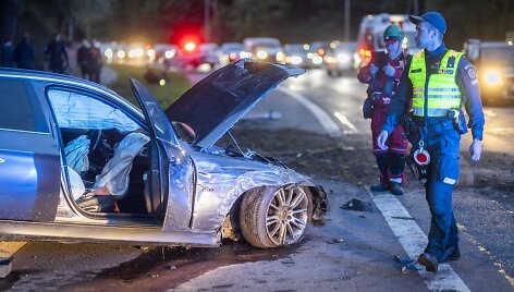 VIlniaus Olandų gatvėje BMW trenkėsi į du stulpus