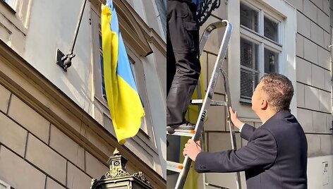 Tomio Okamura nukabina Ukrainos vėliavą