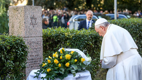 Popiežius meldžiasi buvusio Vilniaus geto vietoje