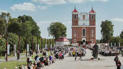 Susirinkusieji maldai žvelgia į vieną iš Šiluvos šventovių – Švč. Mergelės Marijos Gimimo baziliką. Jos didžiajame altoriuje galima išvysti ir malonėmis garsėjantį Dievo motinos su Kūdikiu paveikslą