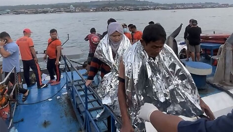 Po kelto nelaimės Filipinuose i&scaron;gelbėti keleiviai / HANDOUT / AFP
