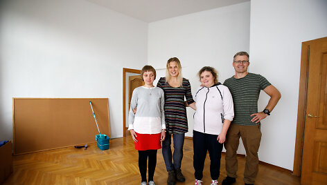 Socialinė darbuotoja Ernesta Mikėnaitė ir Kauno &bdquo;Arkos&ldquo; bendruomenės vadovas Gedas Malinauskas su bičiulėmis 