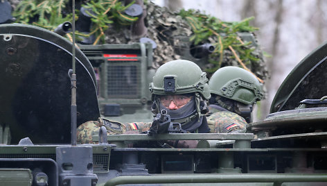 Šarvuotas pėstininkas žvelgia iš pėstininkų kovos mašinos „Marder