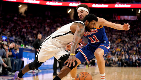 Kyrie Irvingas prie&scaron; Klay Thompsoną