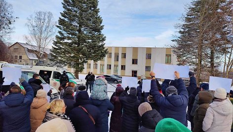 Protestai prieš pusiaukelės namus Domeikavoje