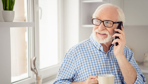 Garbaus amžiaus vyras kalbasi telefonu