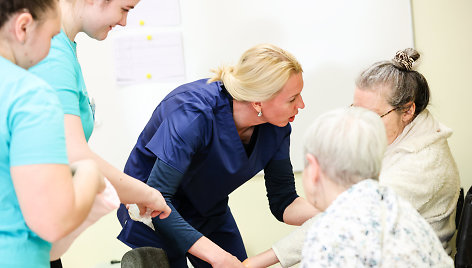 Kauno kolegijos studentų kineziterapeutų  masažai Kauno hospiso pacientams.