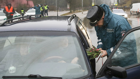 Kelių policija sekmadienį tikrino, kaip vairuotojai vyksta sveikinti mamų