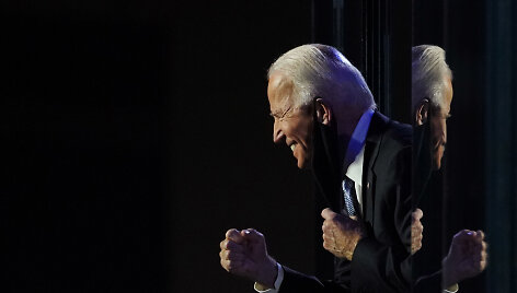 Joe Bidenas &scaron;venčia pergalę rinkimuose