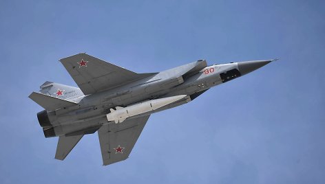 Naikintuvas MiG-31, nešantis raketą „Kinžal“