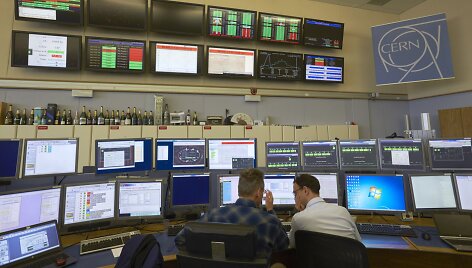 CERN mokslininkai analizuoja tyrimų rezultatus