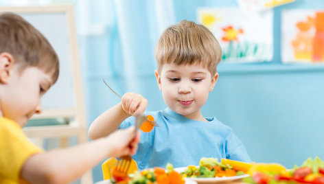 Vaikai valgo daržoves ir vaisius