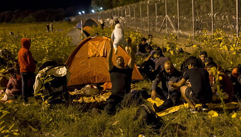Migrantai prie Vengrijos sienos