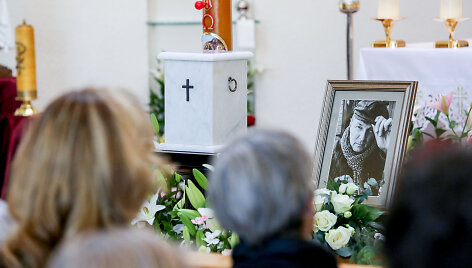 Atsisveikinantieji su Daliumi Mertinu  &scaron;v. Mi&scaron;iose Pilaitėje