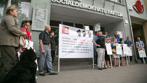 Protesto akcija prie centrinės Socialdemokratų partijos būstinės