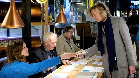 Kajsa Ollongren balsuoja referendume