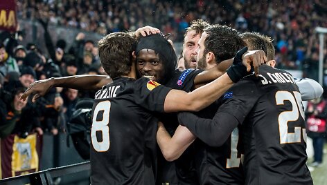 Gervinho su komandos draugais džiaugiasi įvarčiu