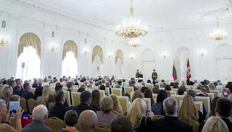 Prezidentė Dalia Grybauskaitė pasveikino ir ordino „Už nuopelnus Lietuvai“ medaliu apdovanojo daugiavaikes motinas