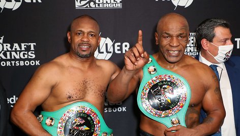 Mike'as Tysonas ir Roy Jonesas Jr. susigrūmė Los Anželo „Staples Center“ arenoje.