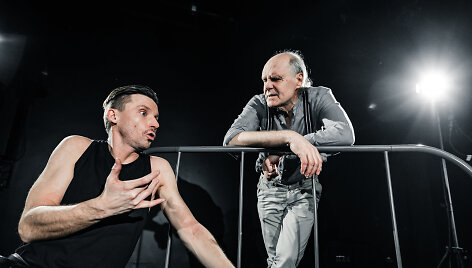 Scena i&scaron; spektaklio &bdquo;Kai kurios erelių rū&scaron;ys&ldquo;