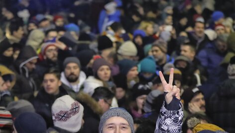 Rumunijoje tūkstančiai žmonių protestavo prie&scaron; korupcijos įstatymo su&scaron;velninimą