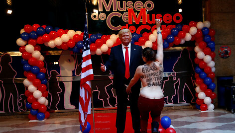 Madride pusiau apsinuoginusi protestuotoja sugriebė už tarpukojo D.Trumpo va&scaron;kinę figūrą