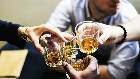 Daugelis įsivaizduoja, kad retai vartodami alkoholį mažiau žaloja savo organizmą