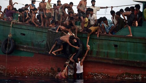 Imigrantai i&scaron; vandens traukia numestą humanitarinę pagalbą
