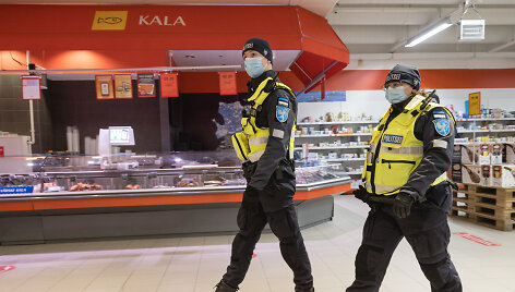 Estijos policija tikrina, kaip žmonės dėvi veido kaukes.