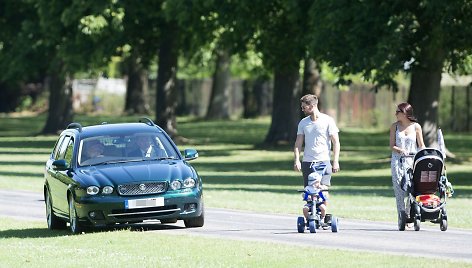 Skubėdama į bažnyčią karalienė Elizabeth II aplenkė jauną šeimą ir apvažiavo ją per veją