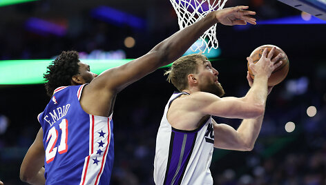 Domantas Sabonis (de&scaron;inėje) ir Joelis Embiidas (kairėje)