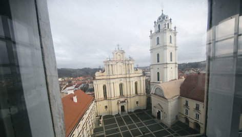 Pro observatorijos bokšto langelį matosi Didysis kiemas