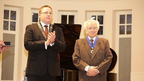 2013 m. Jonui Brindzai suteiktas Palangos miesto garbės piliečio vardas. 
