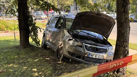 Vilniuje automobilis rėžėsi į autobusų stotelę su žmonėmis: viena mergina žuvo