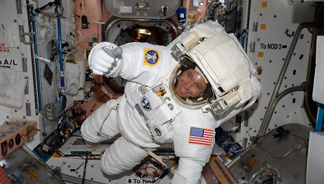 Astronautė Peggy Whitson ir kosmoso naujokas Jackas Fischeris i&scaron;ėjo į atvirą kosmosą