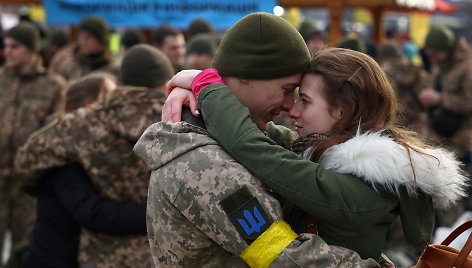 Ukrainos kariuomenės kariai atsisveikina su artimaisiais Lvivo traukinių stotyje