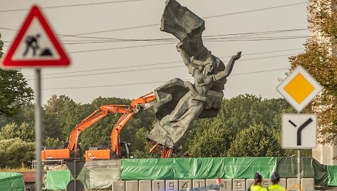 Rygoje demontuojamas sovietinis paminkas