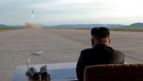 Šiaurės Korėjos lyderis Kim Jong Unas stebi raketos paleidimą