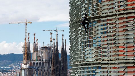 Alainas Robertas, žinomas kaip Prancūzijos žmogus-voras, įkopė į dangoraižį Barselonoje