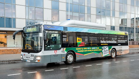 Autobusas sostinėje, ant kurio įamžintas Laisvės gynėjų vardas