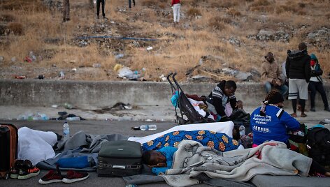 Po gaisro Graikijos migrantų stovykloje tūkstančiai žmonių trečią naktį praleido lauke