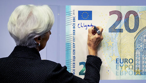 Naujoji ECB vadovė Christine Lagarde padėjo savo parašą ant euro banknotų