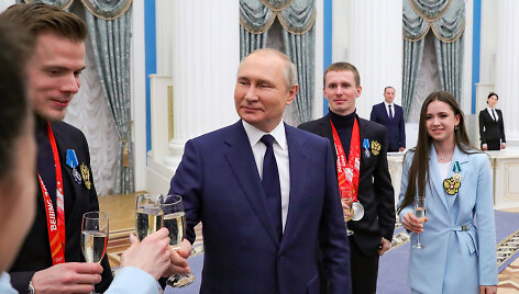 Vladimiras Putinas ir Kamila Valijeva per olimpiečių pasveikinimą Kremliuje.
