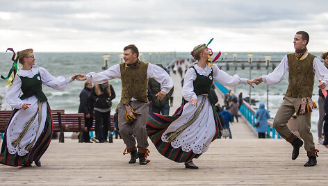 Palangoje visą &scaron;e&scaron;tadienį svečių akis džiugins liaudi&scaron;kų &scaron;okių festivalis &bdquo;Palangos miestely&ldquo;