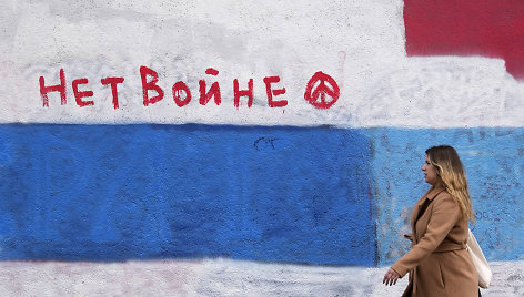 Ant sienos Belgrade buvęs V.Putino atvaizdas paslėptas po baltais, mėlynais dažais ir šūkiu prieš karą