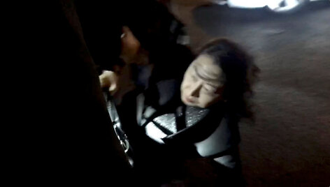 Protestuotojų Londone apsupta Teresa Cheng
