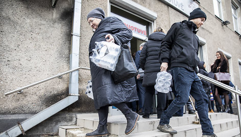 Žmonės perka dezinfekcinį skystį „Vilniaus degtinės“ parduotuvėje