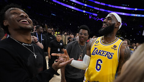 LeBronas Jamesas su sūnumis Bronny (kairėje) ir Bryce'u