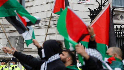 Palestiniečių rėmėjai per protestą Londone