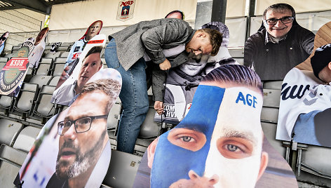 Orhuso „Ceres Park“ stadiono darbuotojai rengiasi Danijos futbolo lygos rungtynės.